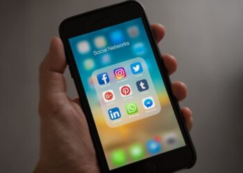 Puedes diseñar Stickers y programar mensajes desde WhatsApp