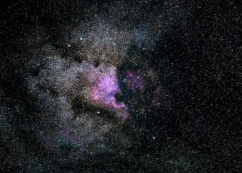 Se observa agujero negro creador de estrellas en Henize 2 - 10