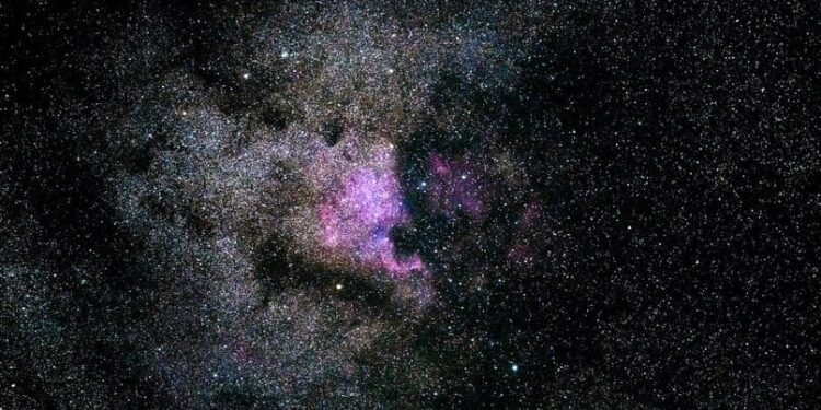 Se observa agujero negro creador de estrellas en Henize 2 - 10