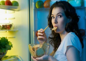 las consecuencias de comer a deshoras