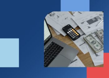 Portatil, movil, documentos y dinero sobre la mesa