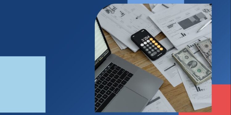 Portatil, movil, documentos y dinero sobre la mesa