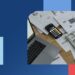 Portatil, movil, documentos y dinero sobre la mesa