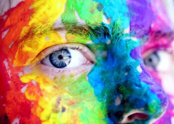La fascinante belleza de los animales con hojas de colores: Guía y curiosidades