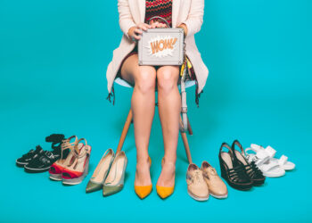 Mujer con variedad de zapatos