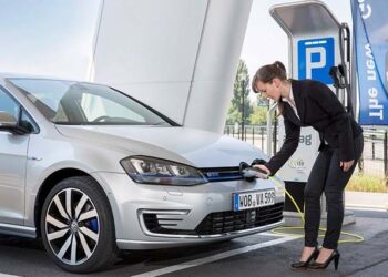 ¿Qué diferencia hay entre un seguro de auto eléctrico y uno de combustión?