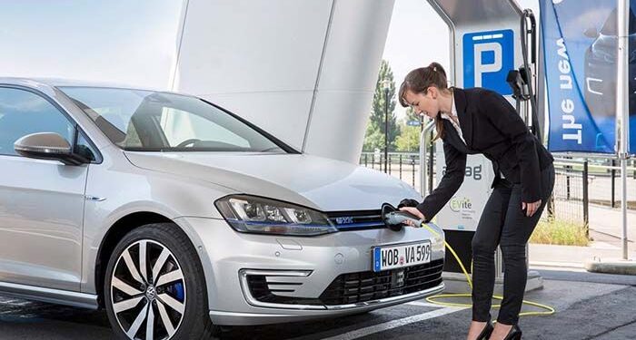 ¿Qué diferencia hay entre un seguro de auto eléctrico y uno de combustión?