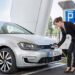 ¿Qué diferencia hay entre un seguro de auto eléctrico y uno de combustión?
