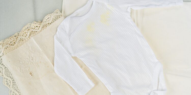 Por qué la ropa blanca se pone amarilla (y cómo recuperarla fácilmente)