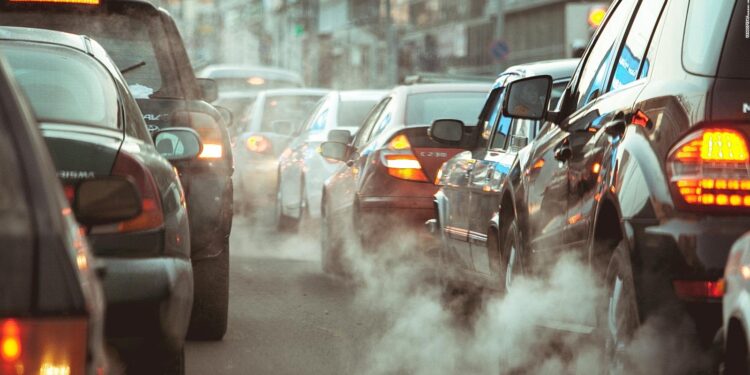 Cómo las Llantas Adecuadas Mejoran la Seguridad y el Control al Conducir en Calles con Tráfico Pesado y Clima Variable